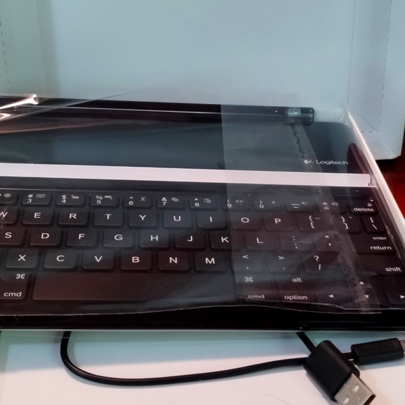 NIB Logitech Keyboard for Tablet - Picture 1 of 3